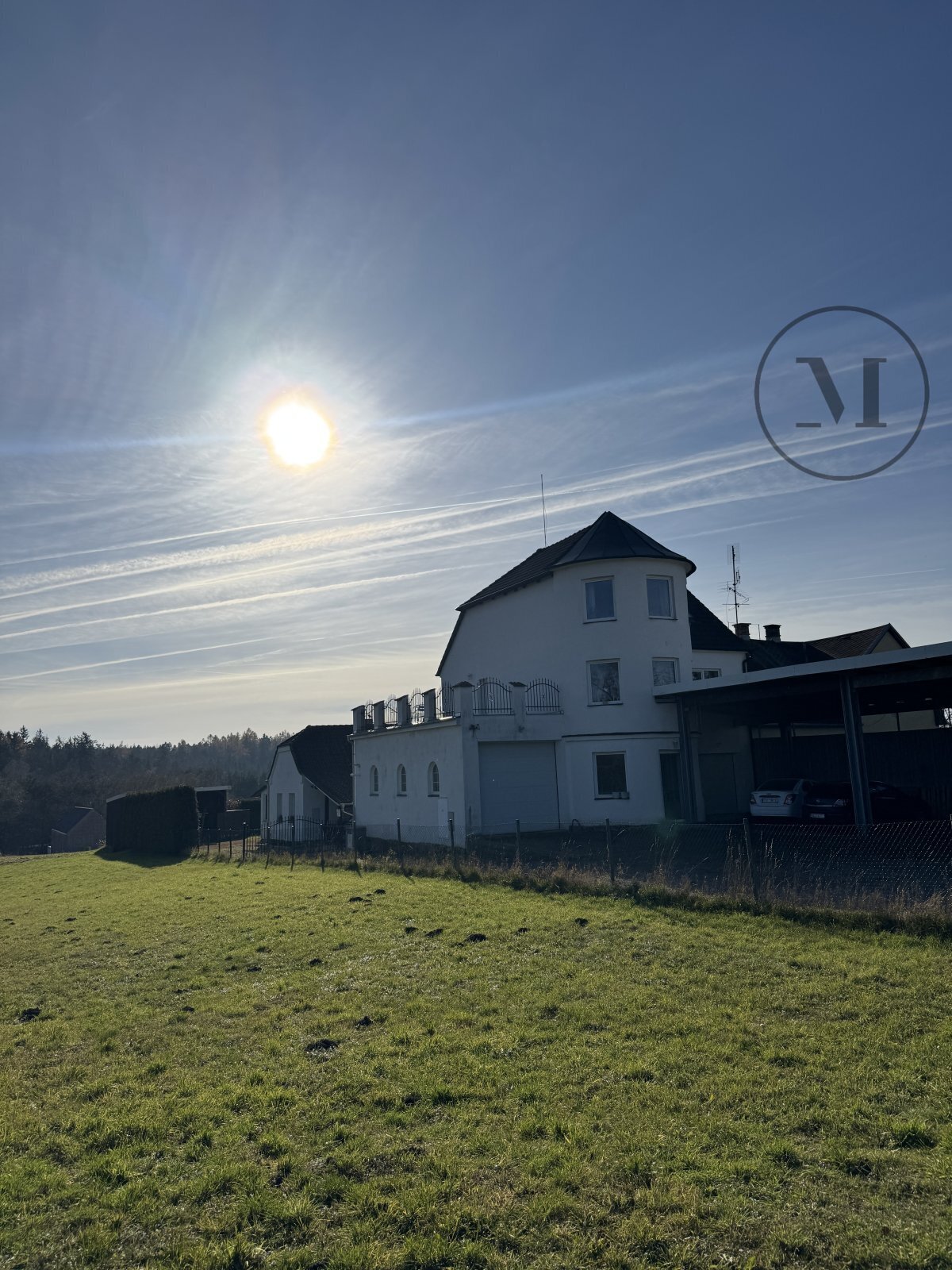 Prodej rodinných domů o rozloze 480 m2 s krásnou zahradou a prostorným garážovým stání a byty 2x 3+1