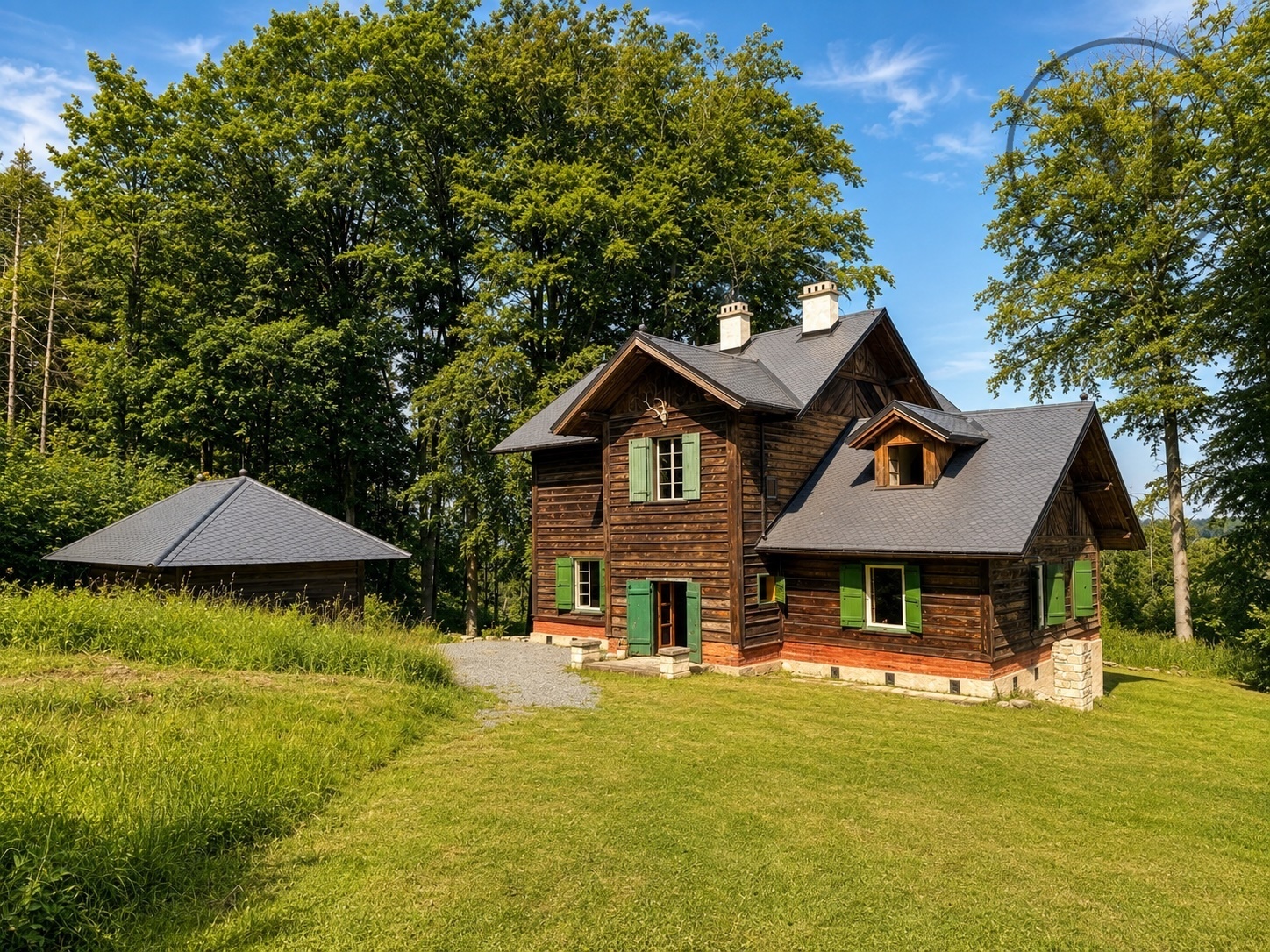 Lovecký zámeček z roku 1864 uprostřed pralesa Polom