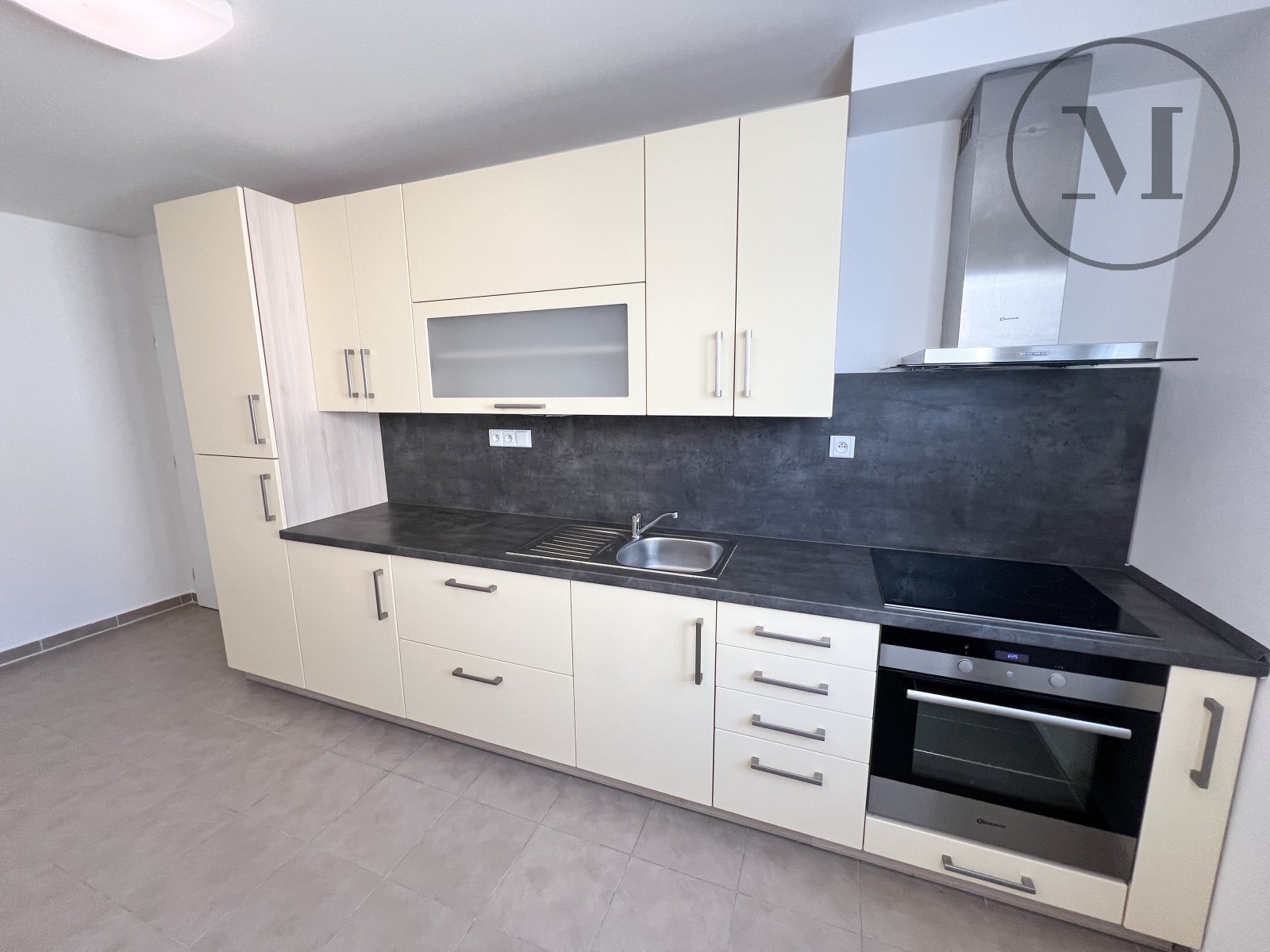 Exkluzivní pronájem bytu 1+1, 59 m² s technickou místností– Puklicova ulice